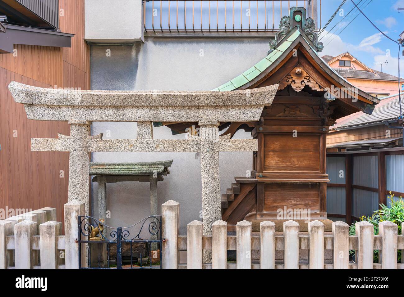tokio, japan - märz 10 2021: Japanischer shintoist Stein Torii Tor und kleiner Massha Holzaltar gewidmet dem Inari Fuchs shinto kami gott des Reises in Stockfoto