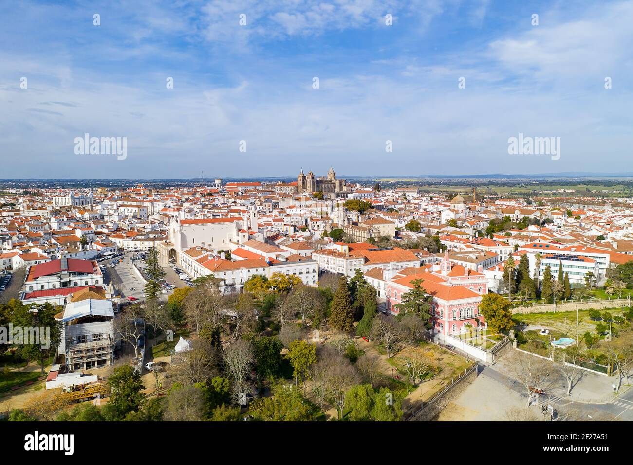 Evora Drohne Luftaufnahme an einem sonnigen Tag mit historischen Gebäuden Stadtzentrum und Kirche in Alentejo, Portugal Stockfoto