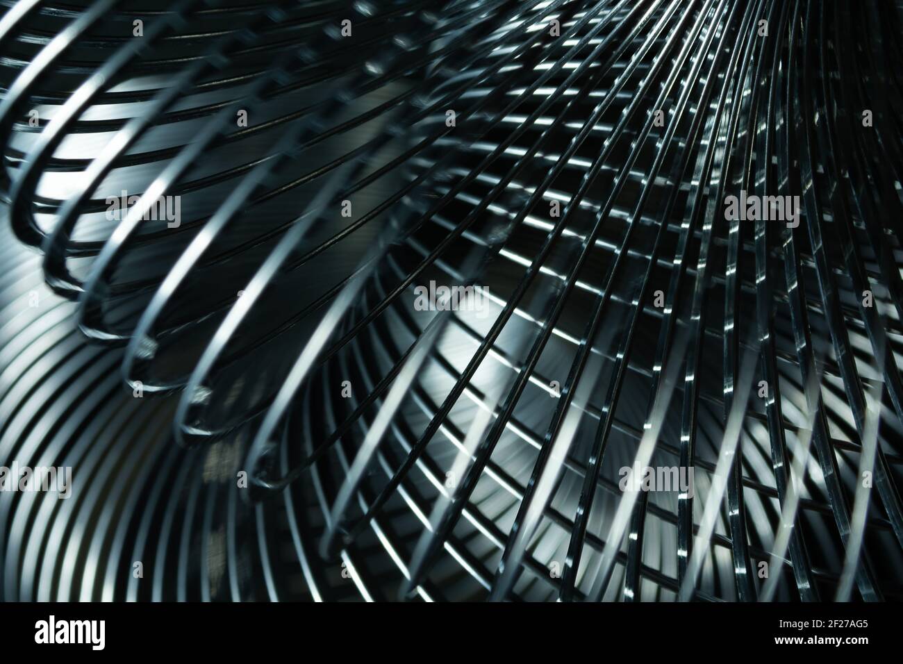 Abstrakte Metallspiralen mit schwarzem Hintergrund. Stockfoto