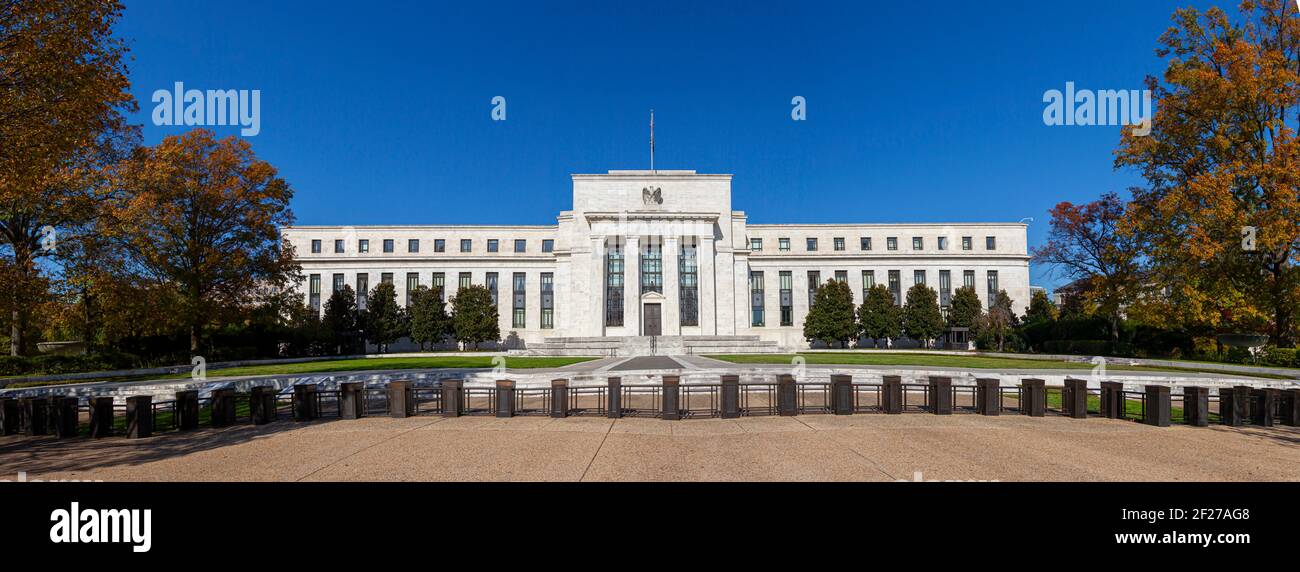 Washington DC, USA, 11-06-2020: Panoramablick auf das Marriner S. Eccles Federal Reserve Board Building (Eccles Building), in dem sich die Hauptniederlassungen befinden Stockfoto