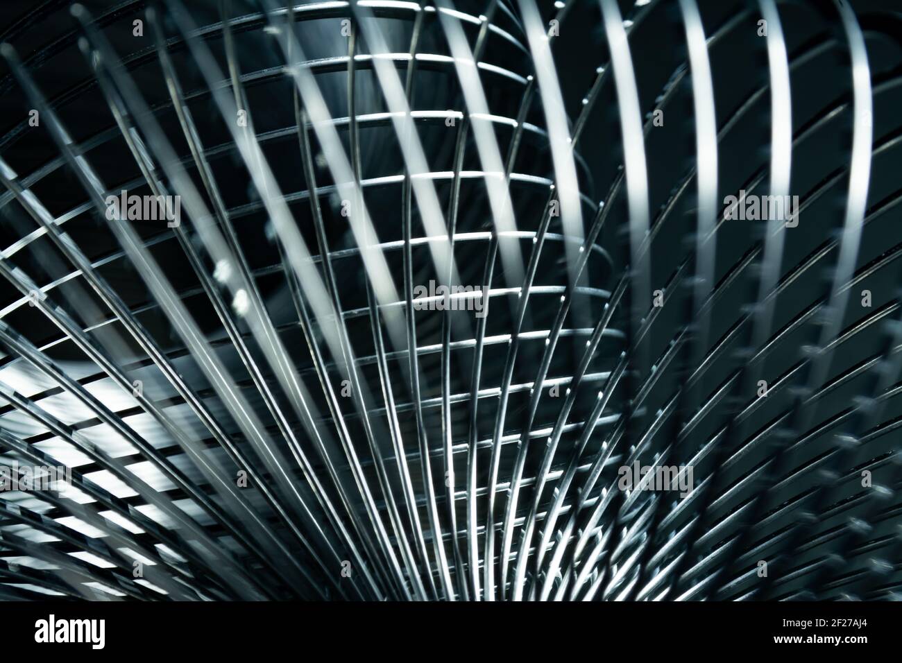 Abstrakte Metallspiralen mit schwarzem Hintergrund. Stockfoto