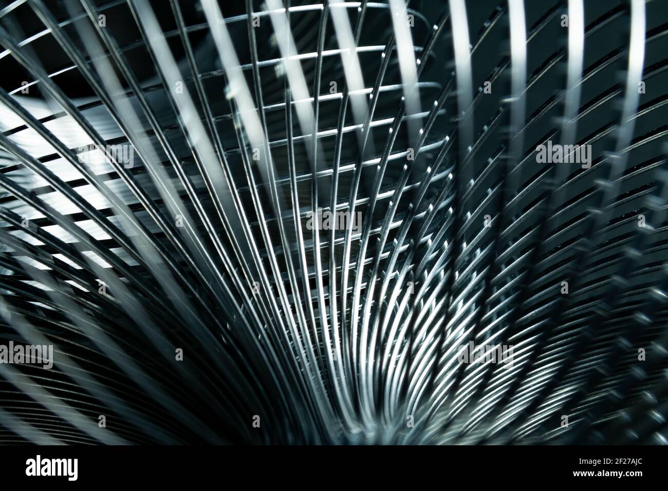 Abstrakte Metallspiralen mit schwarzem Hintergrund. Stockfoto
