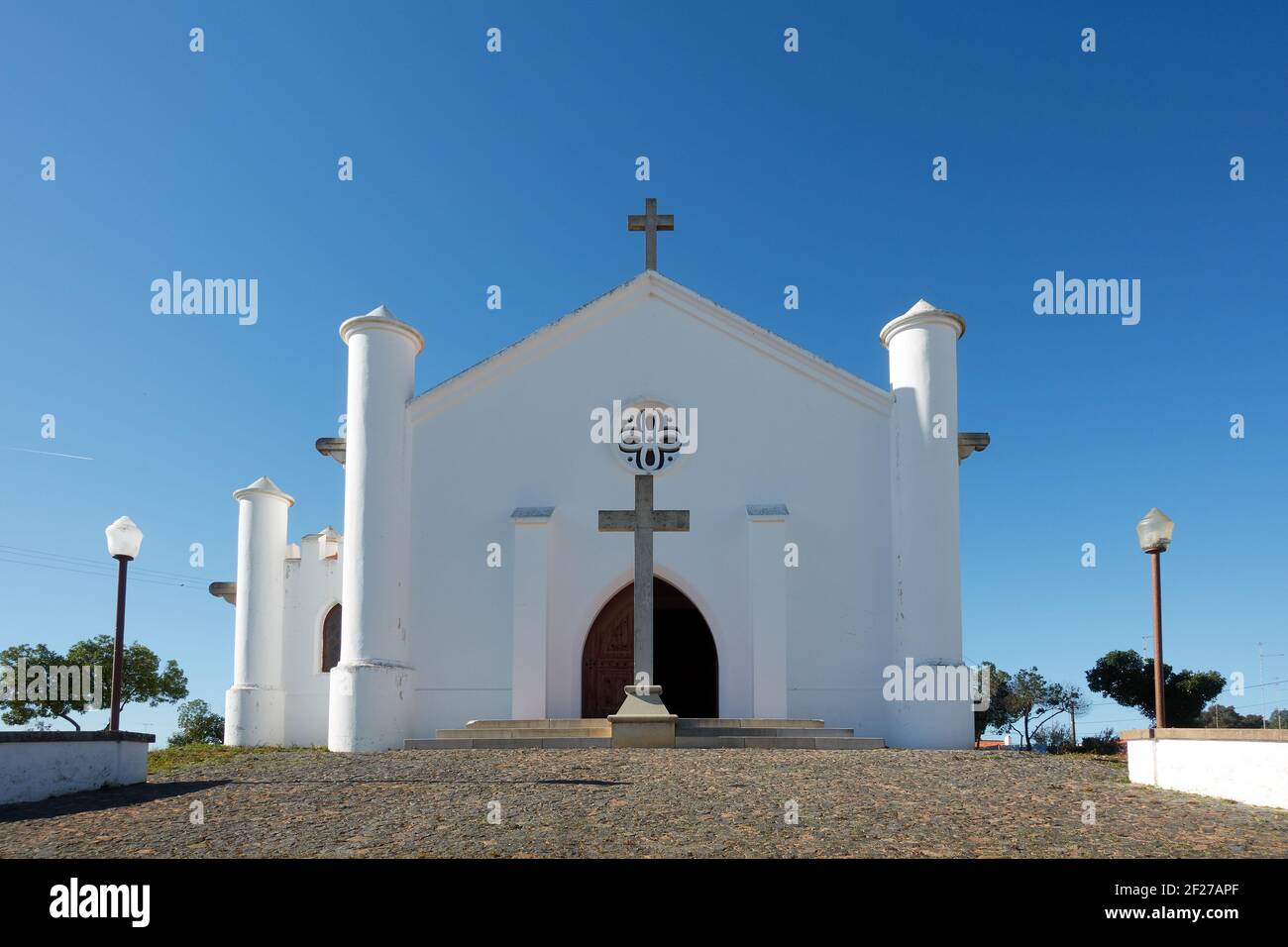 Weiße Kirche in Mina de Sao Domingos Alentejo, Portugal Stockfoto