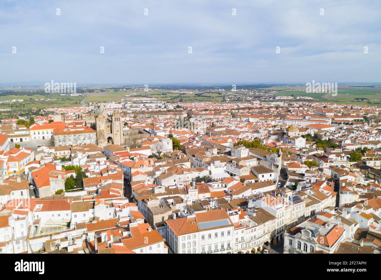 Evora Drohne Luftaufnahme an einem sonnigen Tag mit historischen Gebäuden Stadtzentrum und Kirche in Alentejo, Portugal Stockfoto