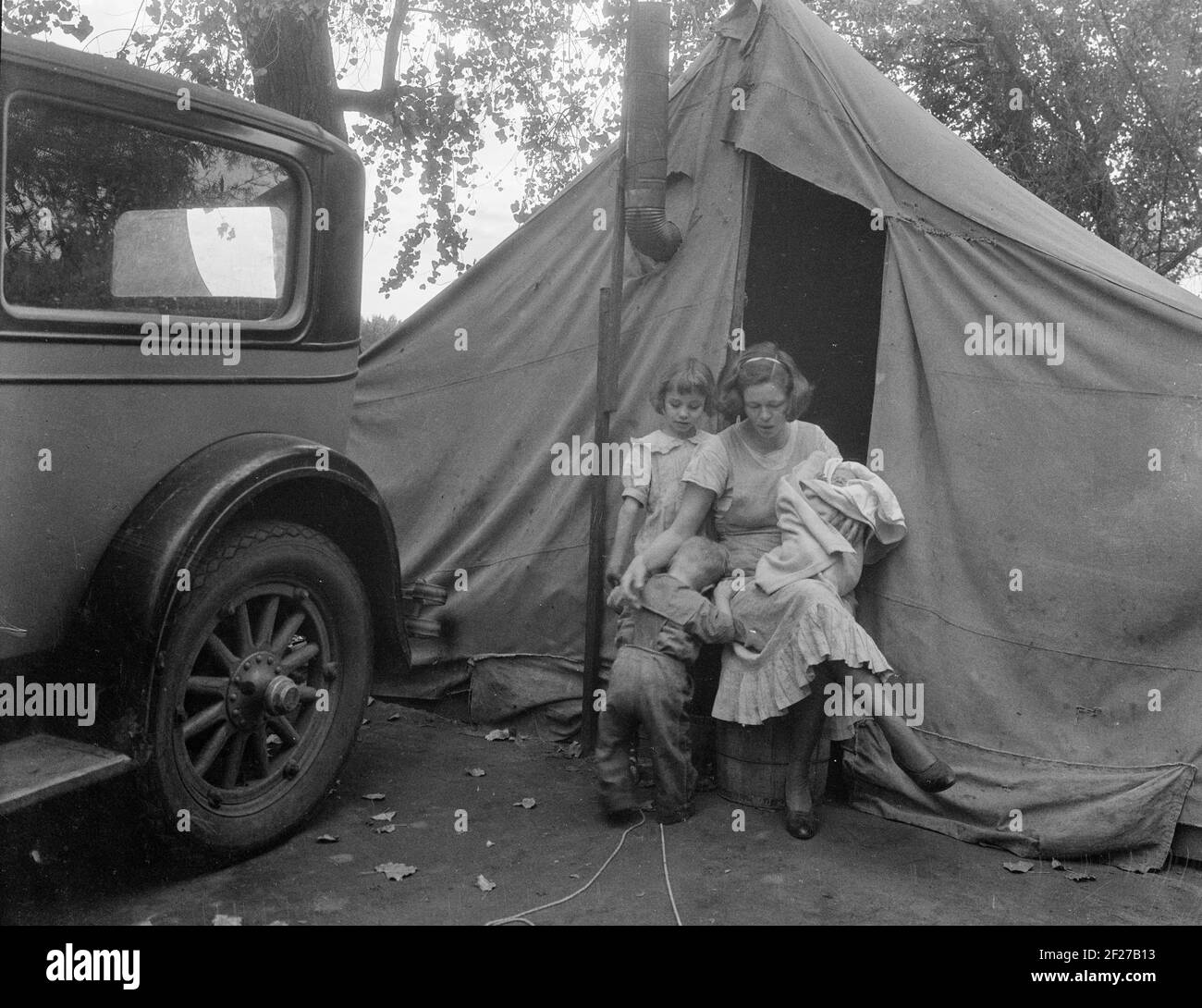 Mutter und drei Kinder in einem kalifornischen Hausbesetzer-Lager. November 1936. Foto von Dorothea lange Stockfoto