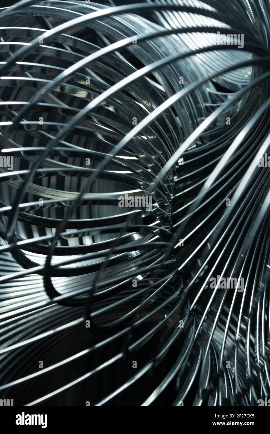 Abstrakte Metallspiralen mit schwarzem Hintergrund. Stockfoto