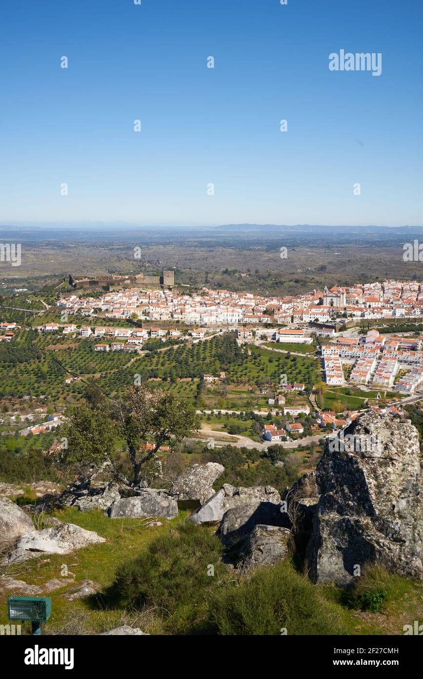 Castelo de Vide in Alentejo, Portugal von der Serra de Sao Mamede Stockfoto