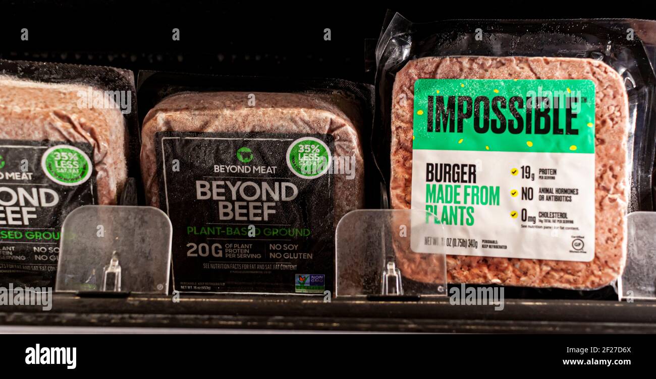 Germantown, MD, USA 01-15-2021: Zwei beliebte vegane Fleisch-Alternative-Marken Impossible and Beyond Beef werden nebeneinander im Lebensmittelregal verkauft. Diese A Stockfoto