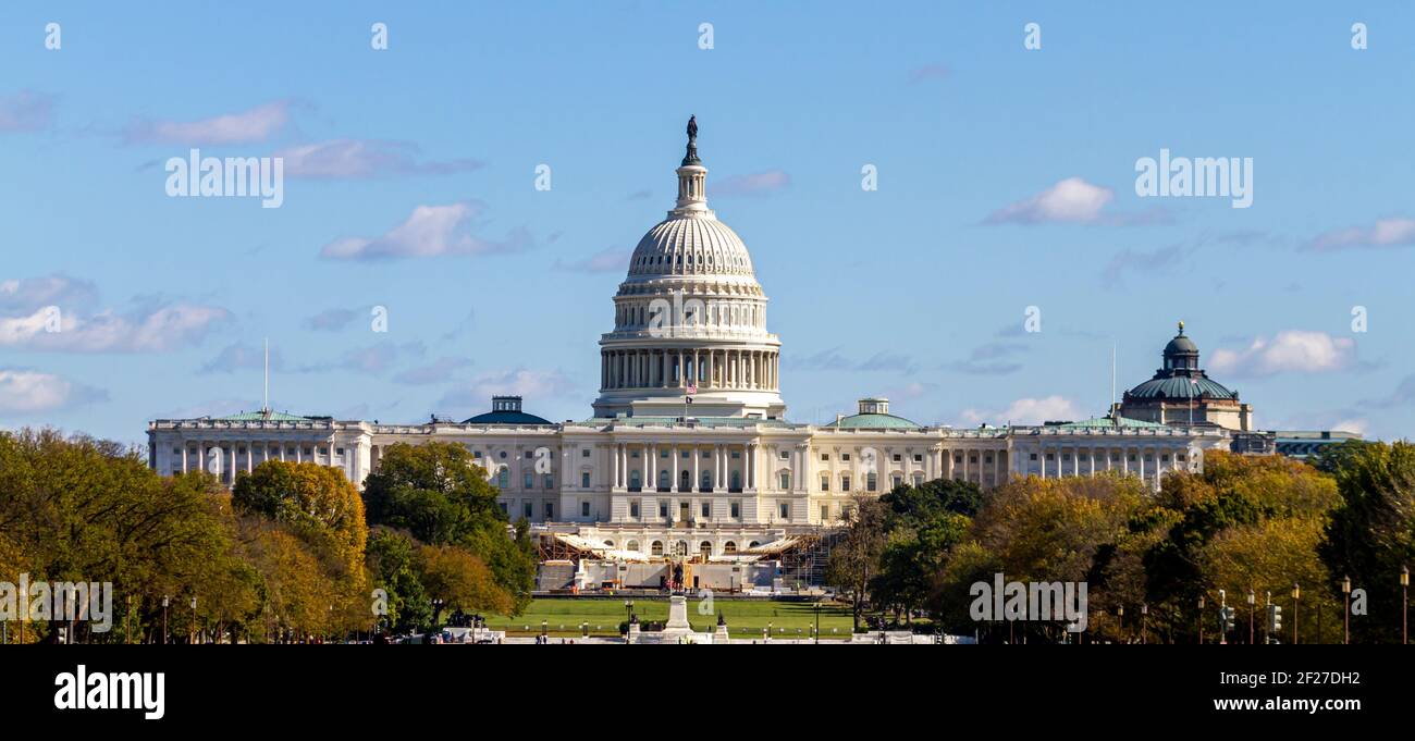 Panoramabild des US-Kapitolgebäudes in Washington DC vom National Mall aus gesehen dieser ikonische Ort beherbergt Senat und Kongress. Es ist ein sonniger Autu Stockfoto