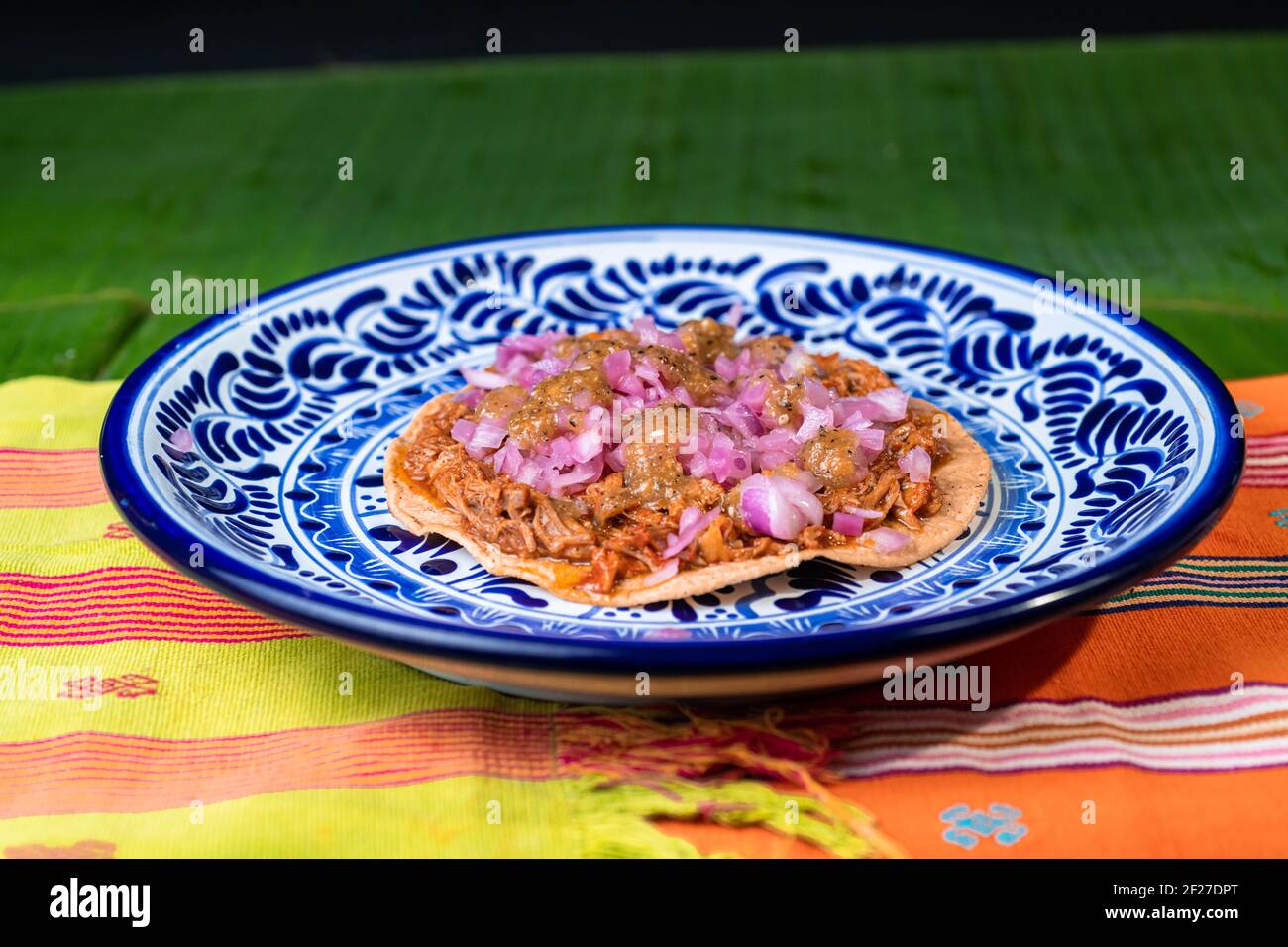 Tostada, typisch mexikanisches Gericht, aus Cochinita pibil Stockfoto