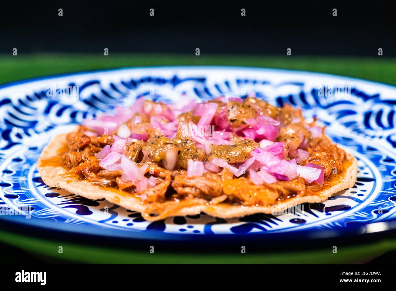 Tostada, typisch mexikanisches Gericht, aus Cochinita pibil Stockfoto