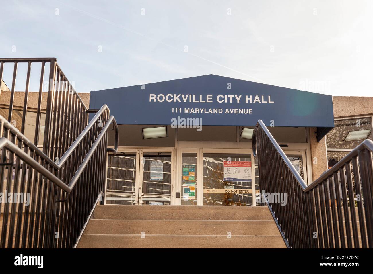 Rockville, MD, USA 11-01-2020: Außenansicht des Rockville City Hall Gebäudes. Rockville ist der Grafschaftssitz von Montgomery County, Maryland, das AMO ist Stockfoto