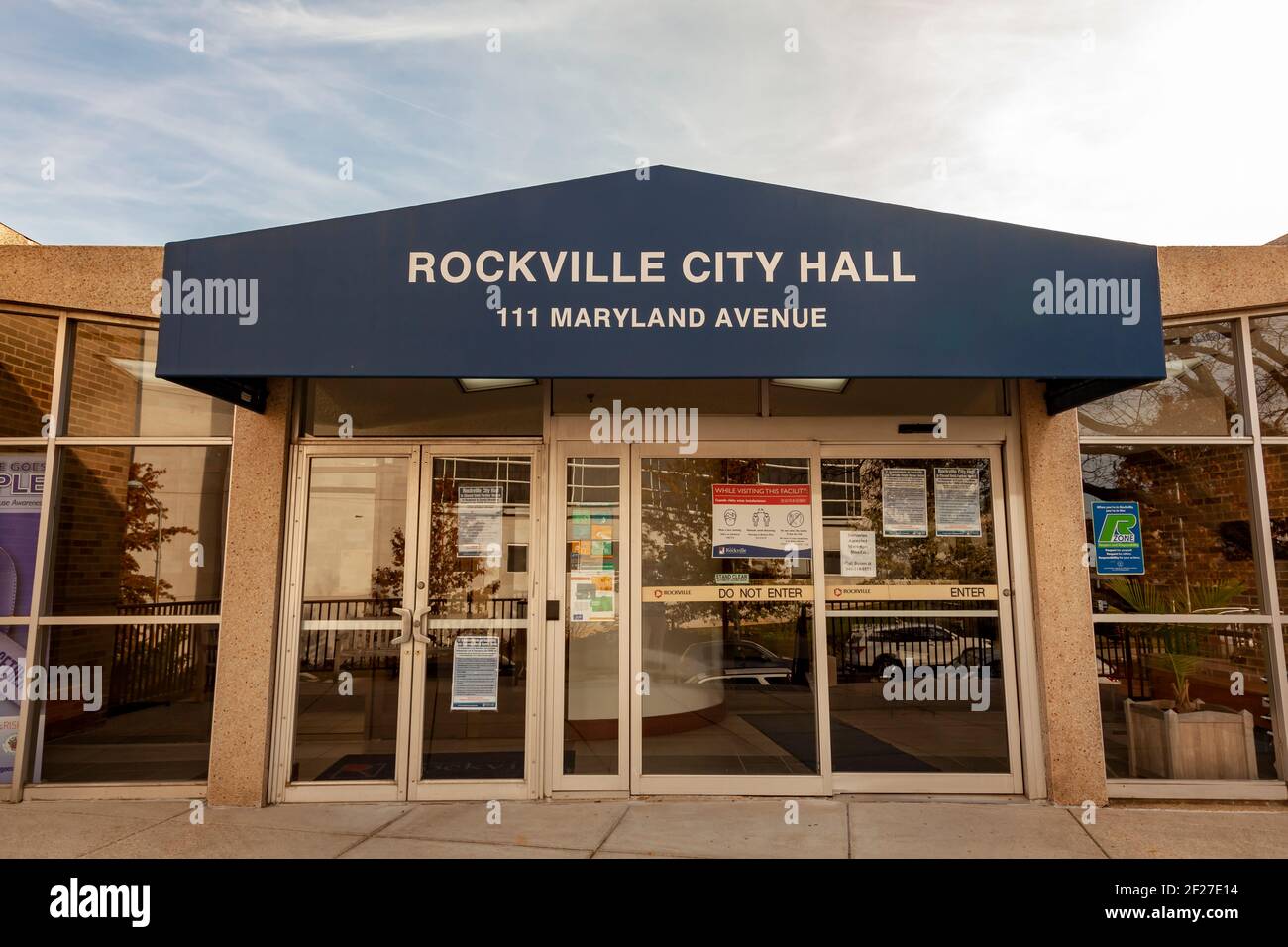 Rockville, MD, USA 11-01-2020: Außenansicht des Rockville City Hall Gebäudes. Rockville ist der Grafschaftssitz von Montgomery County, Maryland, das AMO ist Stockfoto