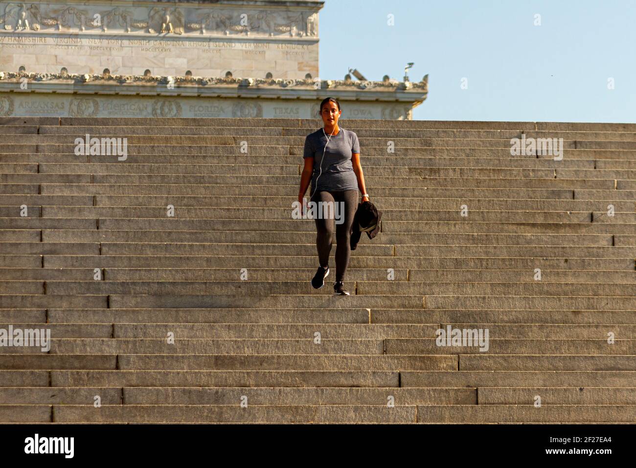 Washington DC, USA 11-06-2020: Ein junges hispanic-Mädchen trainiert auf der steilen Treppe nahe dem Lincoln Memorial in DC. Sie trägt Strumpfhosen, Sporttop und Stockfoto