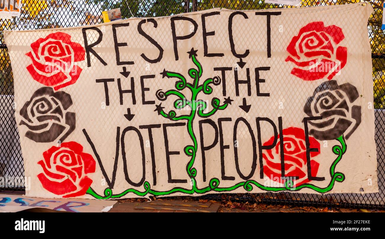 Washington DC, USA 11-08-2020: Ein politisches Banner hängt am Kettenzaun in der Nähe des Weißen Hauses nach der Wahl sagt: "Respektieren Sie die Abstimmung, respektieren Sie die Menschen Stockfoto