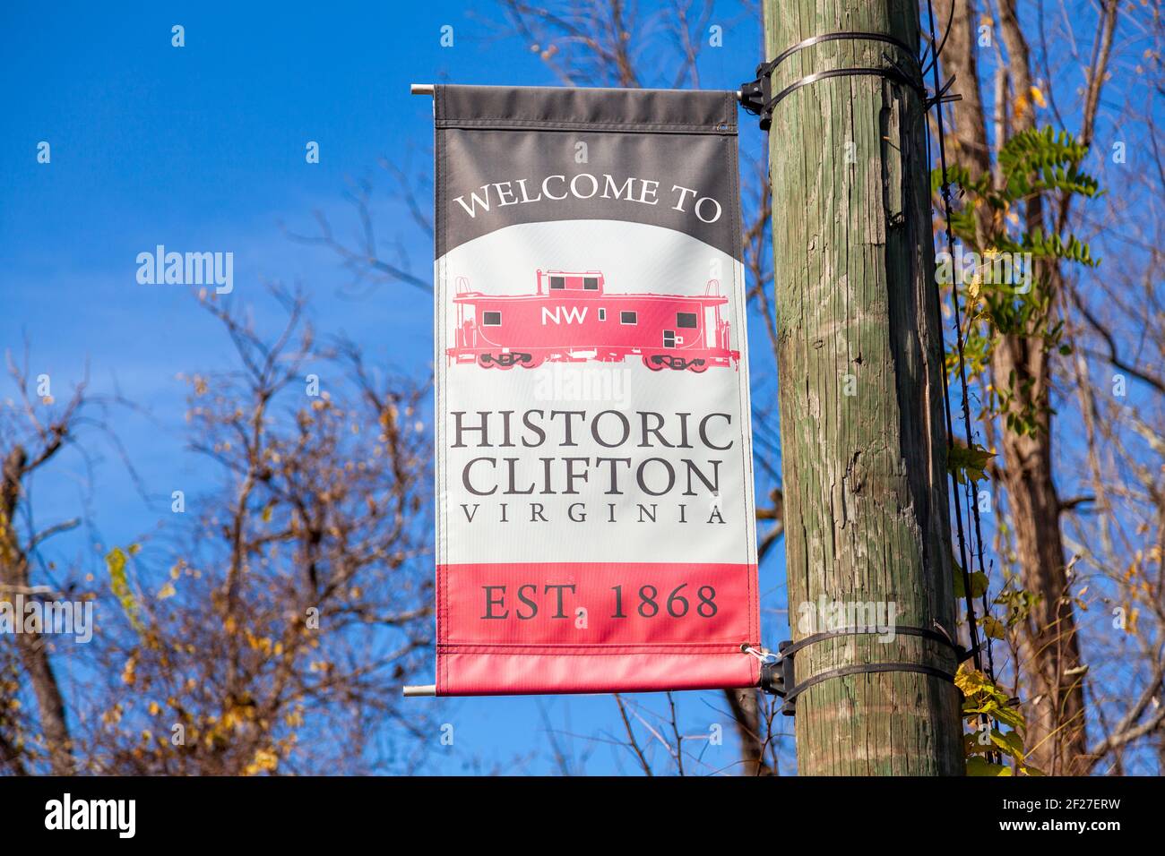 Clifton, VA, USA 11-14-2020: Das historische Clifton, gegründet 1862, ist eine kleine malerische Stadt in Fairfax County mit vielen Häusern aus dem 19th. Jahrhundert. Zeichen Stockfoto