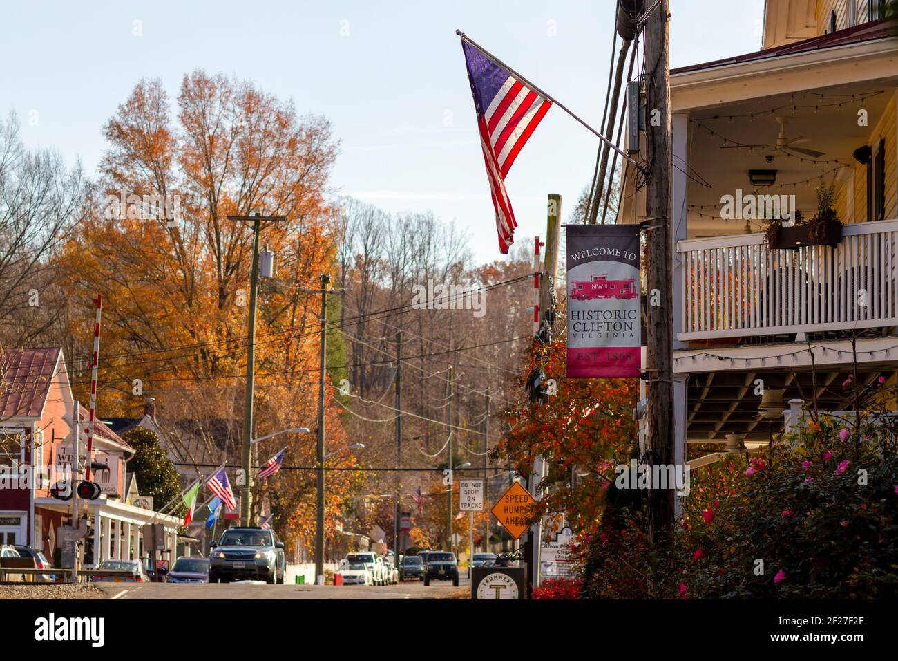 Clifton, VA, USA 11/14/2020: Das historische Clifton, gegründet 1862, ist eine kleine malerische Stadt in Fairfax County mit vielen Häusern aus dem 19th. Jahrhundert. Imag Stockfoto
