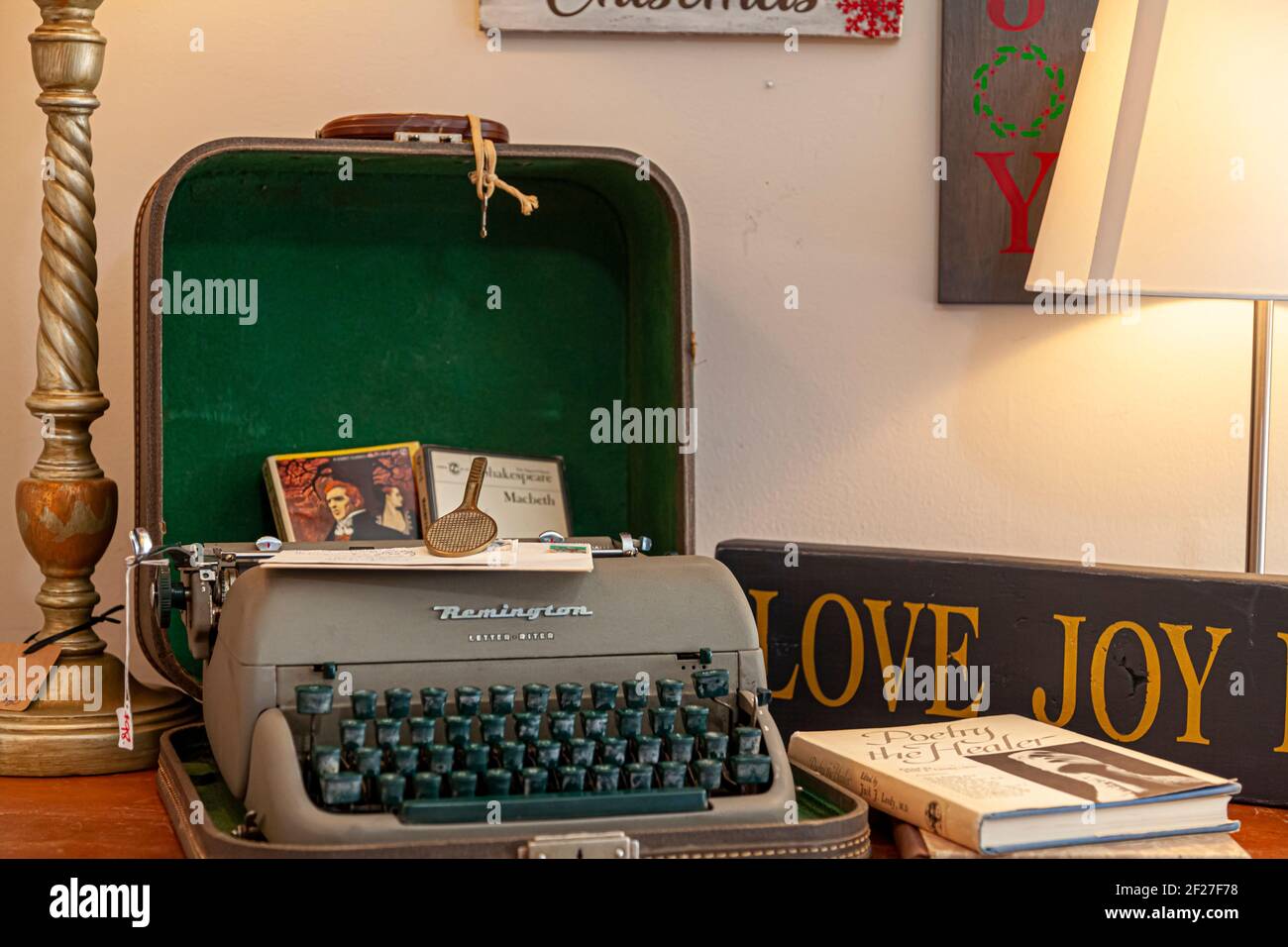 Clifton, VA , USA 11-14-2020: Ein stilvolles Bürodekor mit einem grünen und grauen antiken Remington Buchstaben ritter Modell Schreibmaschine mit seinem Gehäuse und ein paar ha Stockfoto
