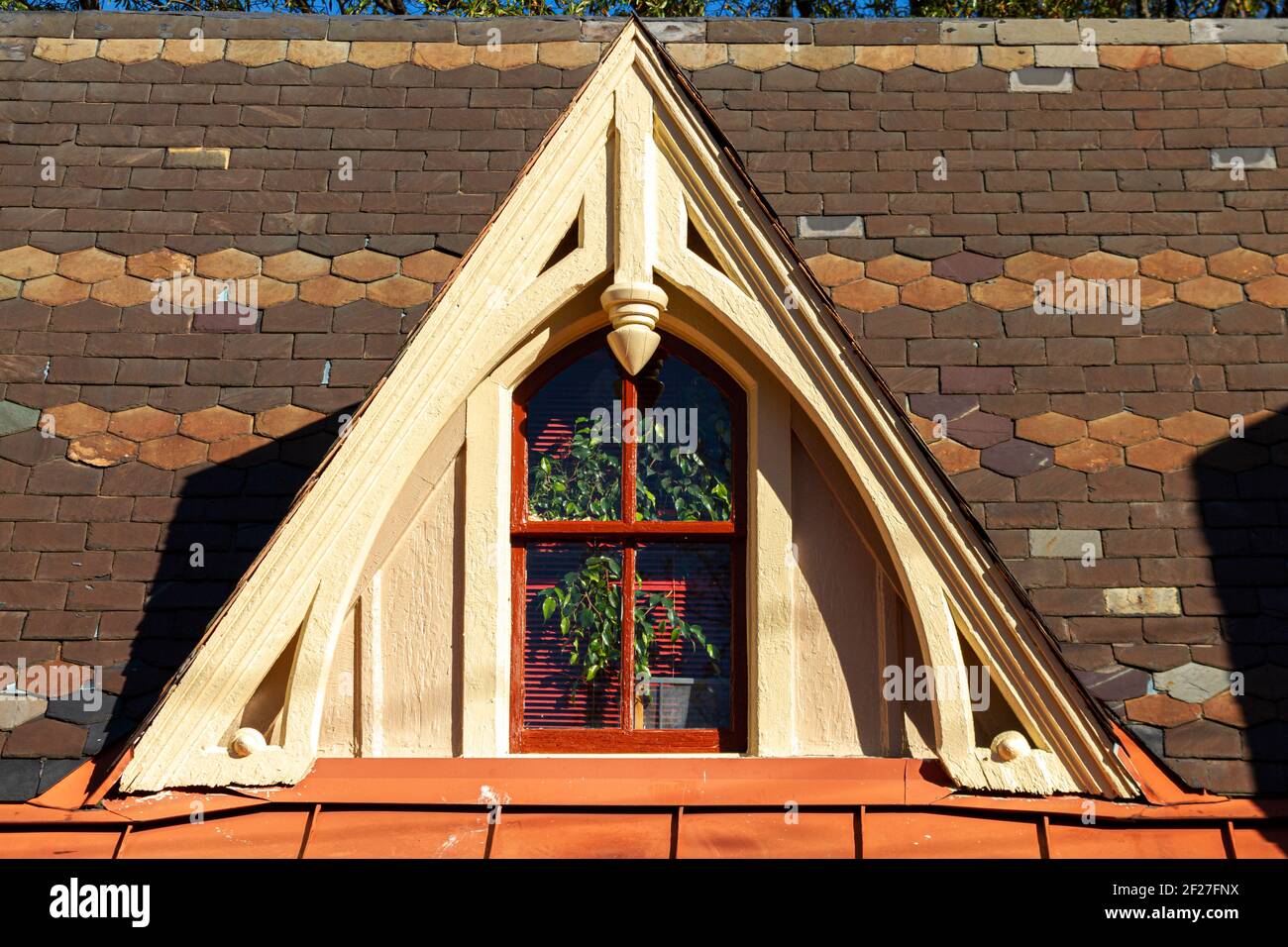 Nahaufnahme eines gewölbten Dachgauers im palladianischen Stil auf dem Dach eines Hauses aus der Kolonialzeit in Maryland, USA. Das Vintage-Gebäude hat terr Stockfoto