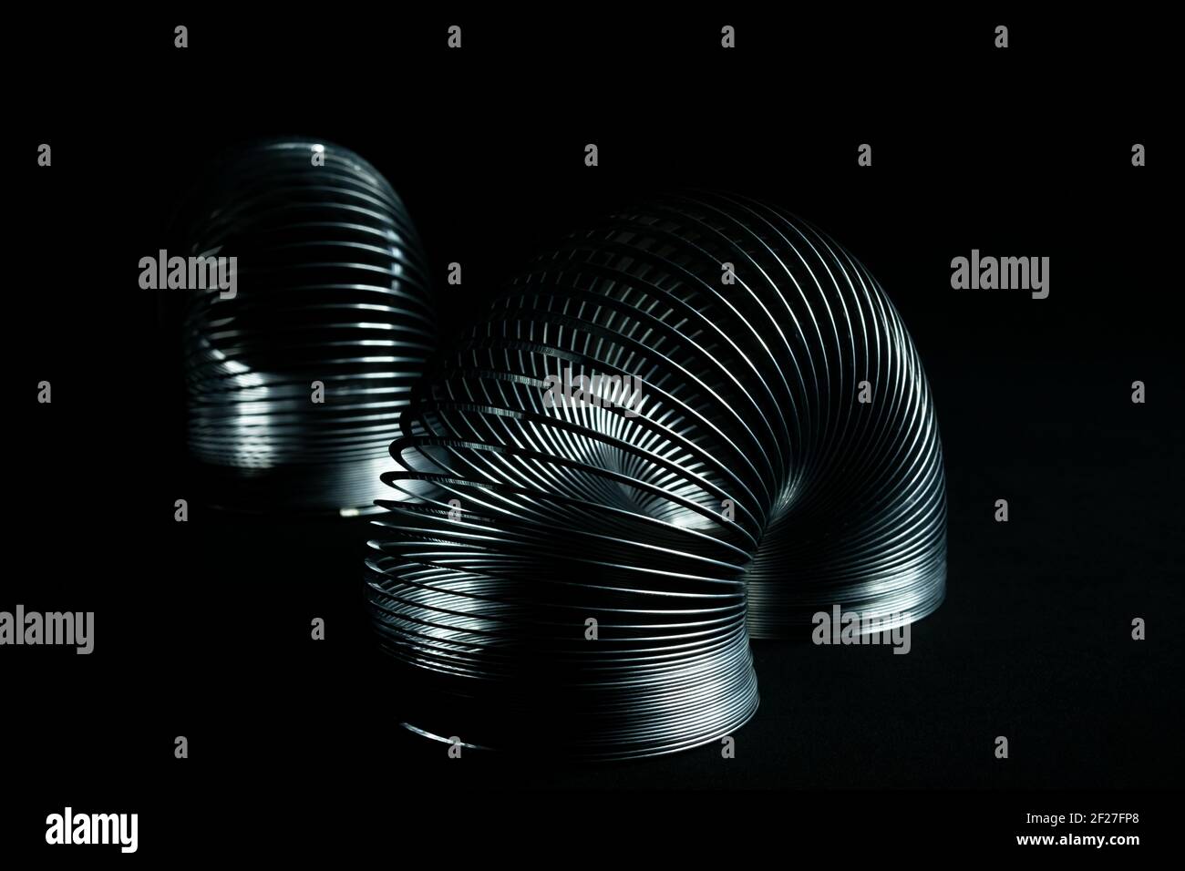 Abstrakte Metallspiralen mit schwarzem Hintergrund. Stockfoto