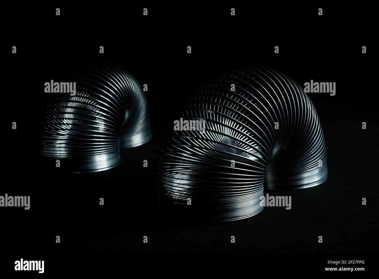 Abstrakte Metallspiralen mit schwarzem Hintergrund. Stockfoto