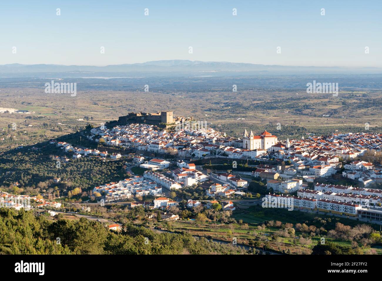 Castelo de Vide in Alentejo, Portugal von der Serra de Sao Mamede Stockfoto