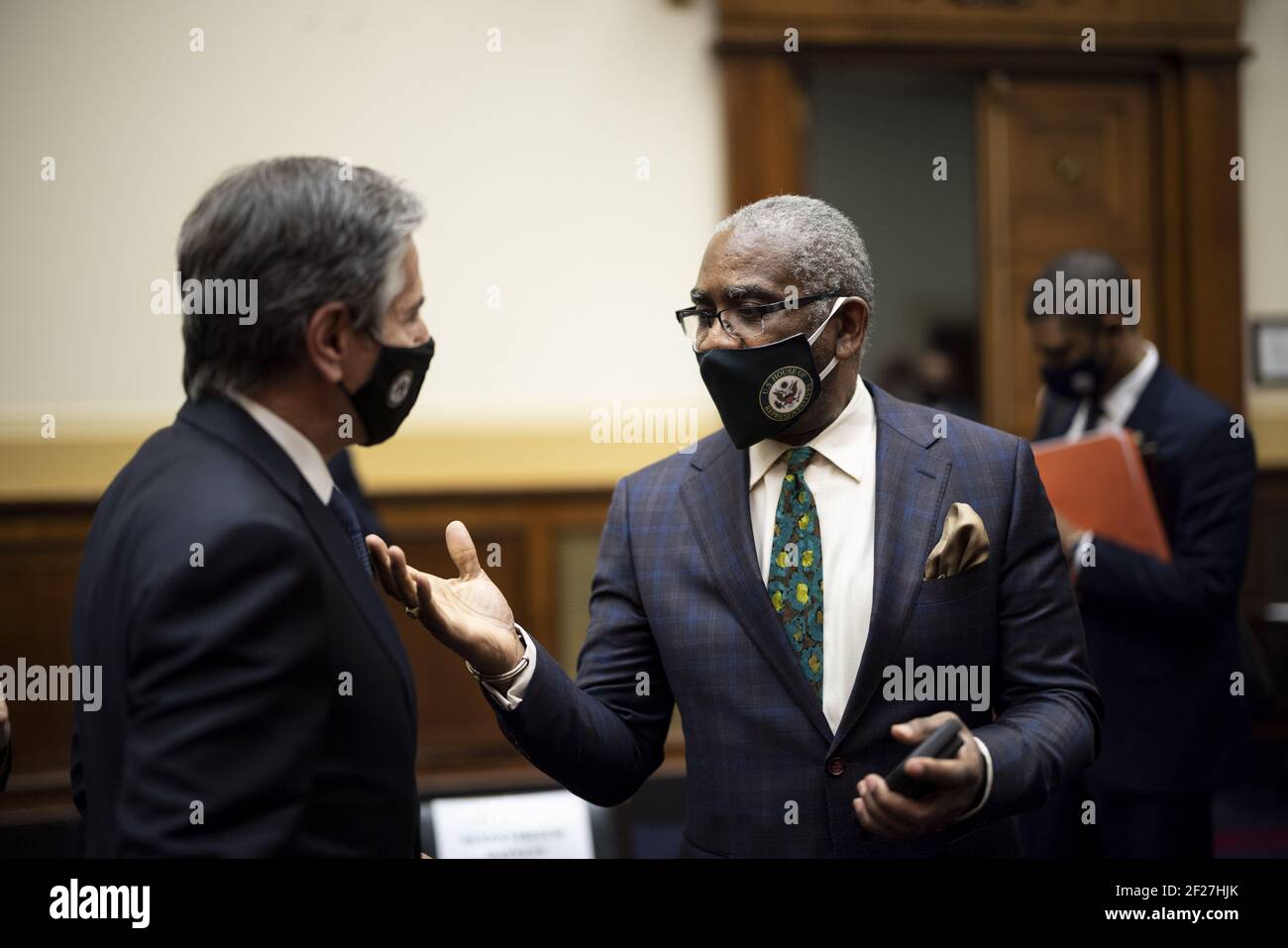 Antony Blinken, US-Außenminister, spricht mit dem Vertreter Gregory Meeks, einem Demokraten aus New York und Vorsitzenden des Ausschusses für auswärtige Angelegenheiten des Repräsentantenhauses, nach Abschluss einer Anhörung des Ausschusses für auswärtige Angelegenheiten des Repräsentantenhauses am Mittwoch, dem 10. März 2021 in Washington, DC. Die Regierung Biden erwägt, bis Mai 1 alle Truppen aus Afghanistan abzuziehen, da sie sich auf Präsident Ashraf Ghani stützt, um die Friedensgespräche mit den Taliban zu beschleunigen, unter anderem durch die Unterstützung eines Vorschlags für sechs-Nationen-Gespräche, zu denen auch der Iran gehört. Poolfoto von Ting Shen/UPI Stockfoto