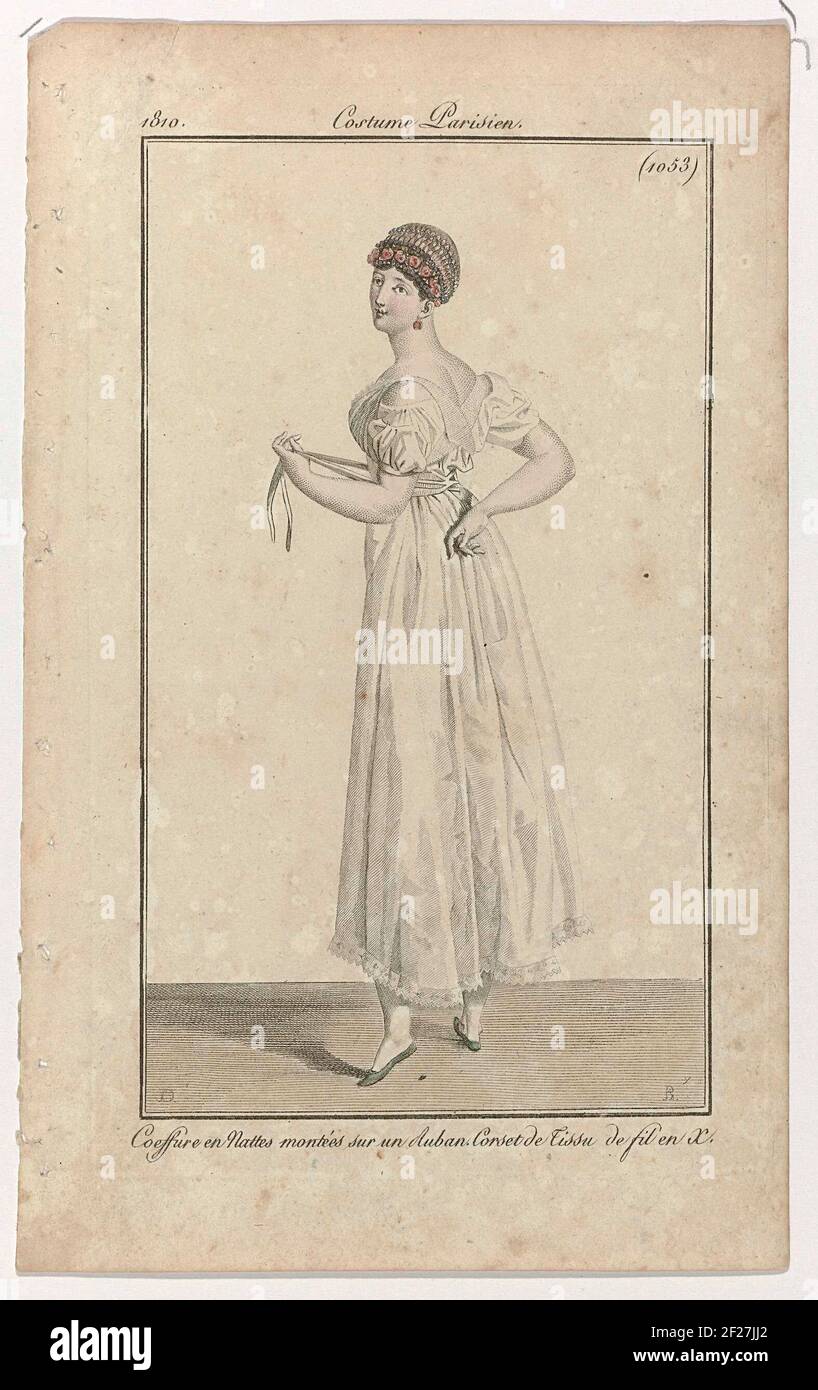 Journal des Dames et des Modes, Costume Parisien, 15 avril 1810, (1053):  Coeffure en nattes (...).Frau, auf der Rückseite gesehen, nach links  gehend, mit einem 'coeffure' mit Zöpfen und einem Band. Korsett