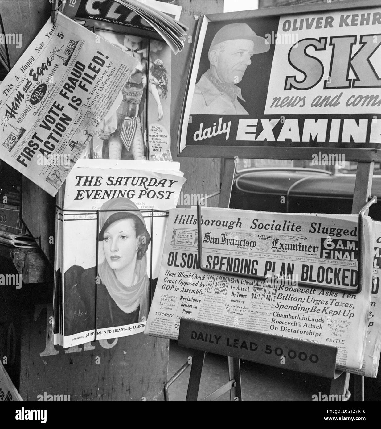 Printpublikationen - Zeitungskiosk Zeitungen und Zeitschriften. Januar 1939. Foto von Dorothea lange Stockfoto