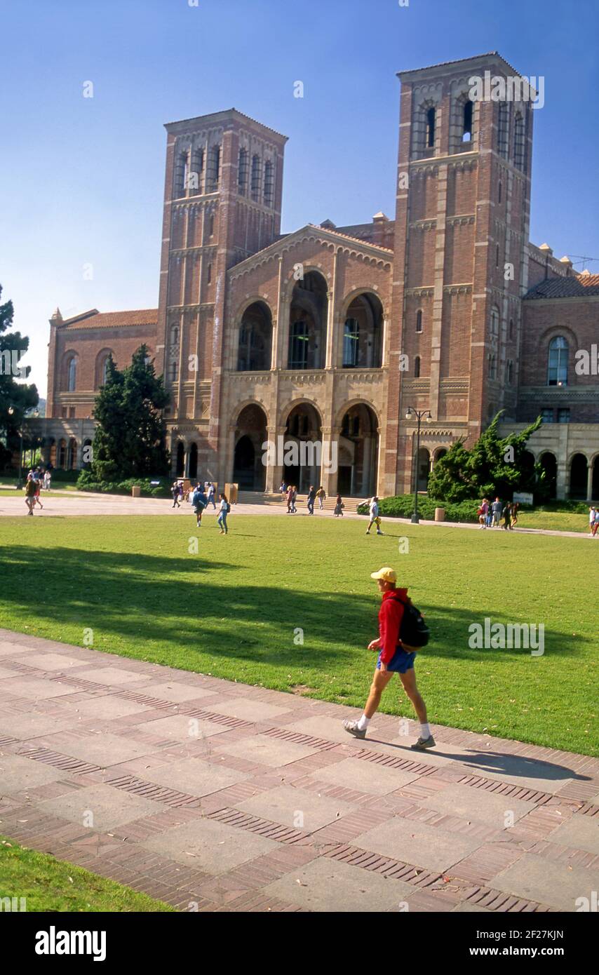 Royce Hall auf dem Campus der UCLA mit Studenten, die in Los Angeles, CA, vorbeilaufen Stockfoto