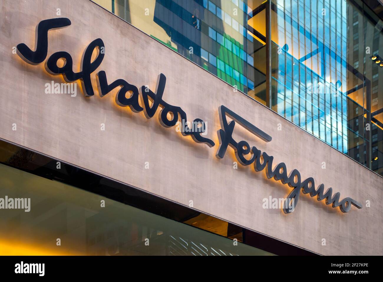 Manhattan, New york, USA 11-26-2020, Salvatore Ferragamo Store auf der Fifth Avenue, Stockfoto