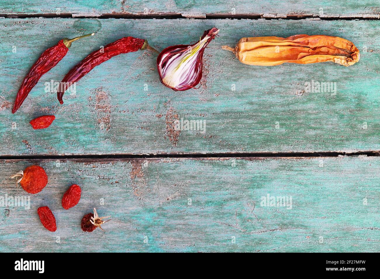 Alt ausgetrocknet, verdorbenes Gemüse, Zwiebel, Tomaten, Chili, Zucchini auf einem Holzsockel Stockfoto