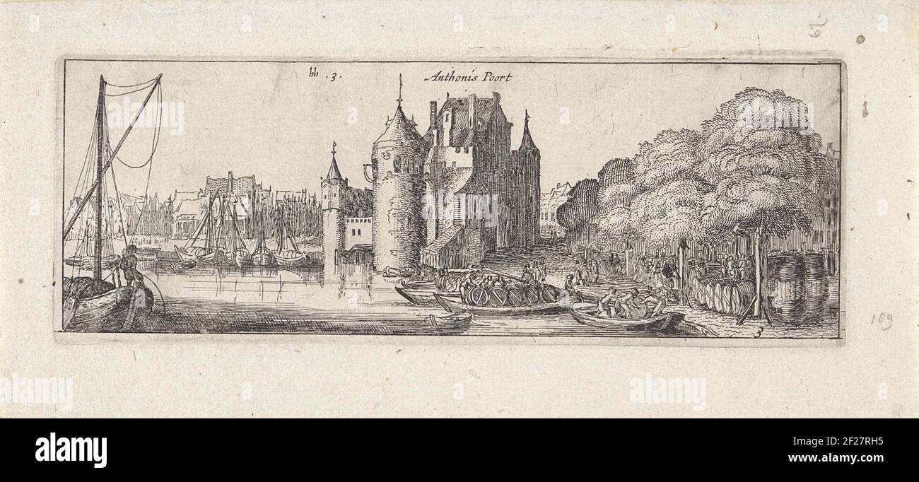 Gezicht op de Eerste Sint-Antoniespoort te Amsterdam; Anthonis Poort.Blick auf den ersten Sint-AntonieSpoort in Amsterdam, von der De Geldersekade aus gesehen. Verschiedene Boote im Vordergrund. Nach den Stadterweiterungen vom Ende des sechzehnten Jahrhunderts, dieses fünfzehnte Jahrhundert Gebäude würde innerhalb der Stadt (auf dem Nieuwmarkt) und verlor seine Position als Stadttor. 1617-1618 wurde es als Waag eingerichtet. Oben links nummeriert: HH. 3. Legal unter numeriert: 3. Stockfoto