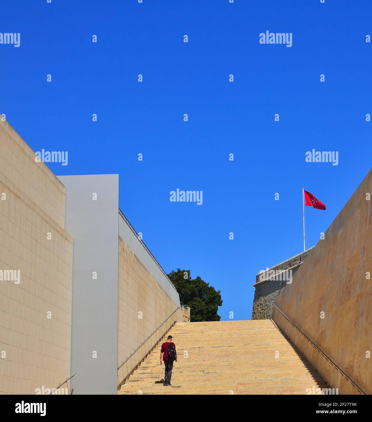 Stufen und Flagge des Souveränen Malteserordens Auf einem Turm in Valetta Stockfoto