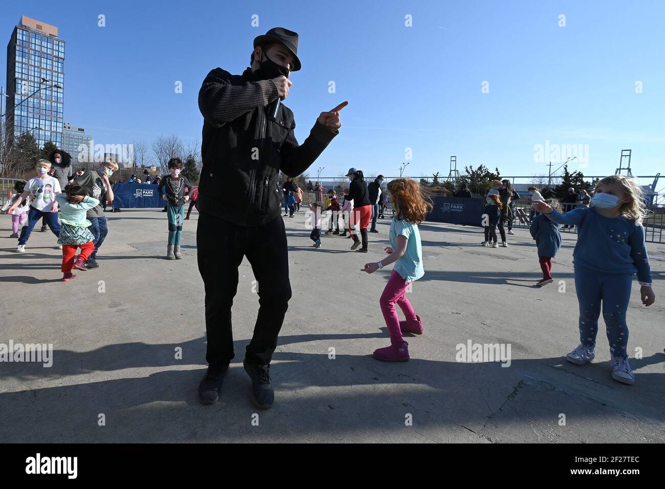 New York, USA. März 2021, 10th. DJ Alex Zebede begleitet Kinder und Eltern bei der „Bundle Up & Dance Dance Dance Party“, die vom Brooklyn Bridge Park Conservancy am Brooklyn Bridge Park Pier 6 in New York, NY, am 10. März 2021 veranstaltet wird. Kinder und Eltern tanzen zu einem DJ, der auf 50 Personen begrenzt ist und kinderfreundliche Musik in einem abgesperrten Raum spinnt, da sie gebeten werden, Masken zu tragen und soziale Distanz zu bewahren. (Foto von Anthony Behar/Sipa USA) Quelle: SIPA USA/Alamy Live News Stockfoto