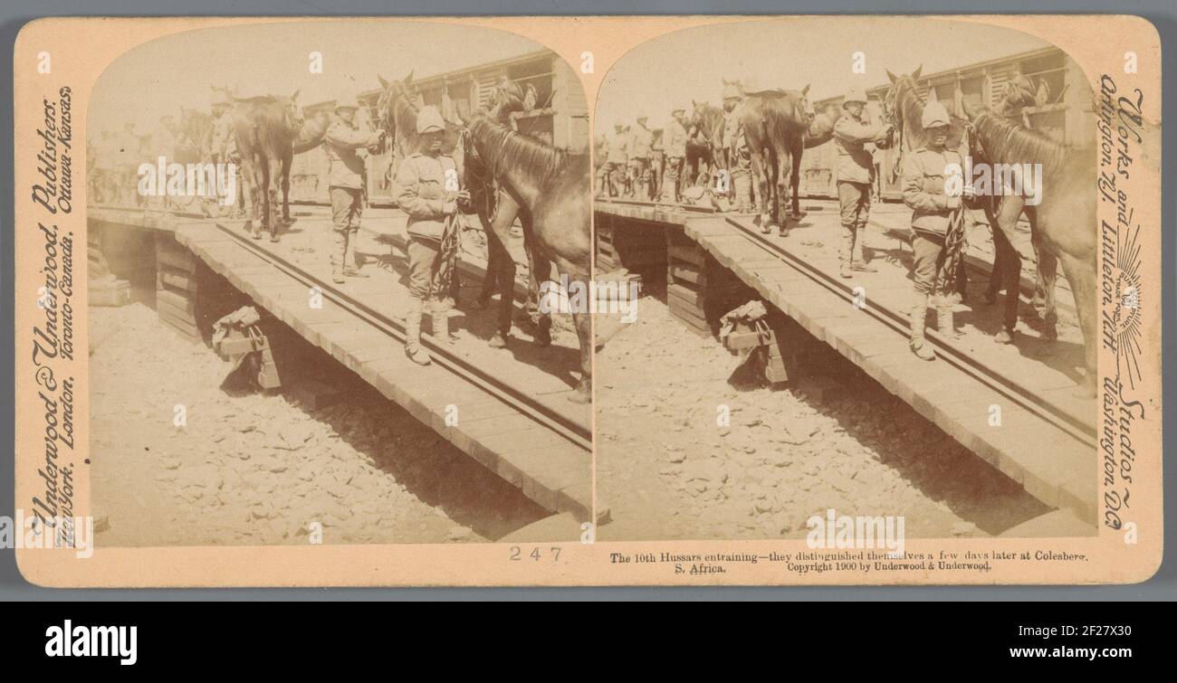 Inszenierte Darstellung eines Kavallerieregiments aus der britischen Armee, die in einen Zug in Südafrika geht; die 10th Hussaren einziehen - sie unterschieden sich einige Tage später in Colesberg, S. Afrika .. Stockfoto