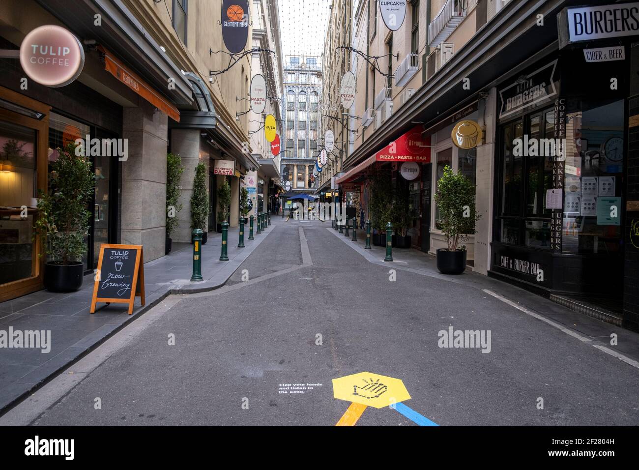 Wegen des Virus gibt es einen Mangel an Touristen in Degraves Lane, dem Kaffee- und Tourismuszentrum von Melbourne, Victoria, Australien Stockfoto