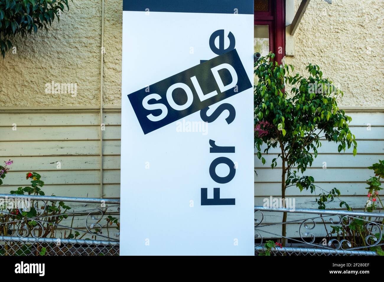 Haus, das in Yarra City, Melbourne, Victoria, Australien verkauft wurde Stockfoto
