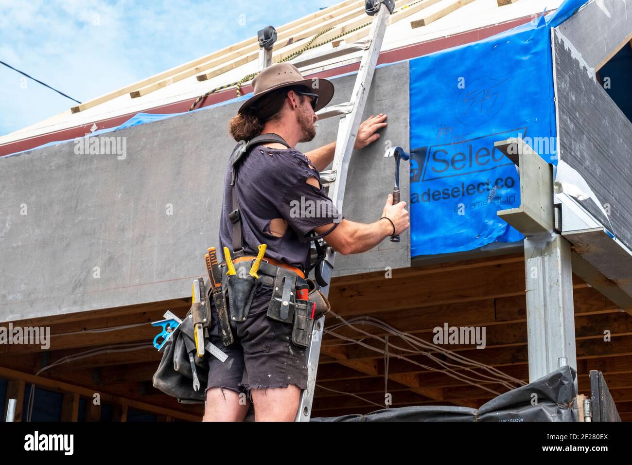 Ein Handwerker, der an der Renovierung eines Hauses in Melbourne, Victoria Australien, arbeitet Stockfoto