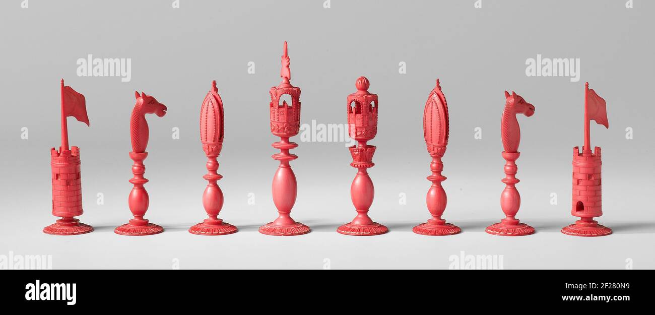 Einfaches Schachspiel aus Elfenbein. Die Stücke haben eine Vasenform mit einer runden, breiten, abwechslungsreichen Basis, verziert mit einem palmet Rand. Der König und die Königin sind als eine Art Pavillons gestaltet, die Läufer als stilisierte Bistümer, die Türme werden durch Türme mit Fahnen und die Pferde durch Pferdeköpfe dargestellt. Die Bauern haben eine Vasenform mit einer Flamme. Stockfoto