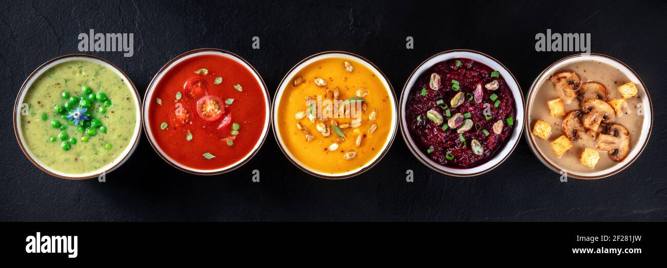 Veganes Suppenpanorama. Eine Auswahl an Gemüsesuppen, über Kopf flach lag Schuss Stockfoto