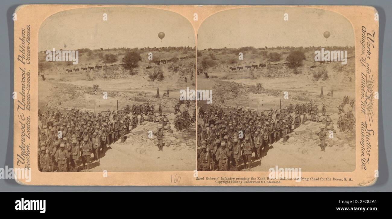 Gekreuzte Darstellung der Infanterie von Frederick Sleigh Roberts in Südafrika mit einem Heißluftballon dahinter oder Gefahr droht dort; Lord Roberts' Infanterie Crossing the Sand River - Balloon watching ahead for the Buren - Südafrika .. Stockfoto
