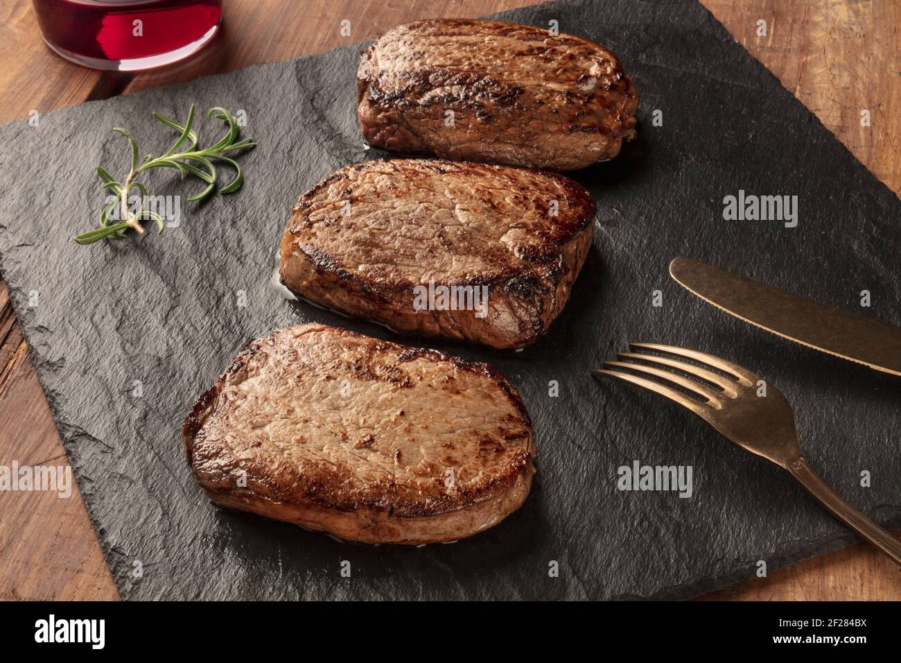 Rindersteaks mit Sirloin, Rosmarin und Rotwein Stockfoto