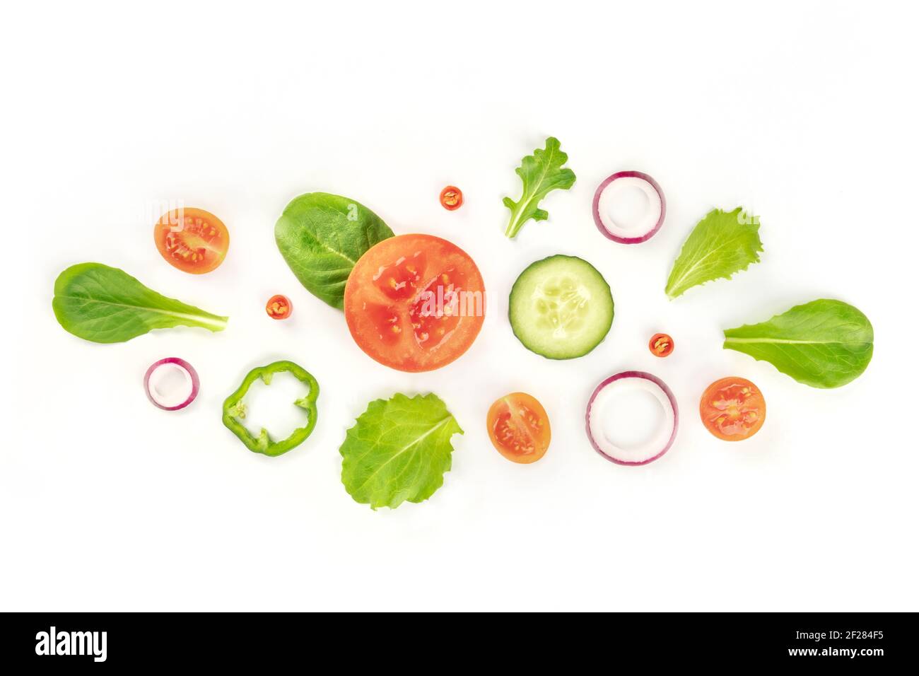 Frische Gemüsesalatzutaten, von oben auf weißem Hintergrund geschossen. Ein Lay mit Tomaten, Gurken, Paprika, Zwiebeln slic Stockfoto