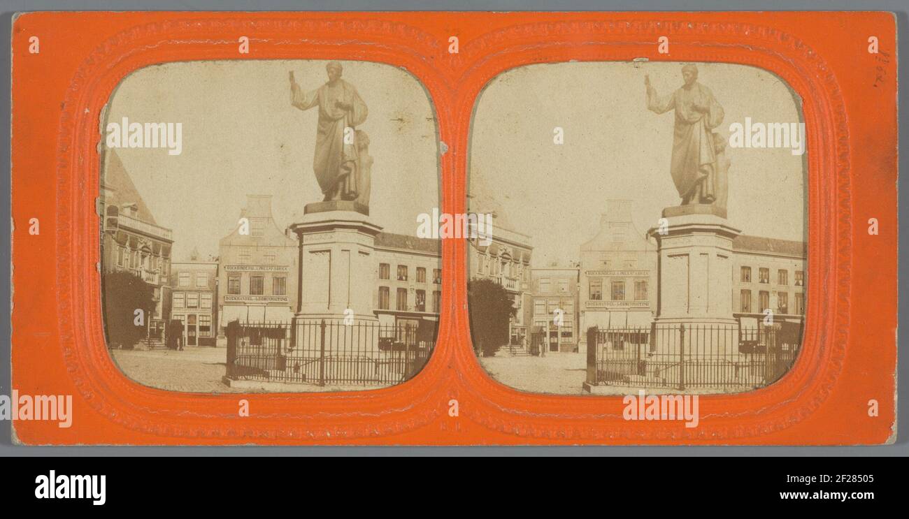 Ansicht der Statue von Laurens Janszoon Coster auf dem Grote Markt in Haarlem; Harlem, La Statue de Laurent Coster, Erfinder des Caractères Mobiles d'Imprimerie .. Stockfoto