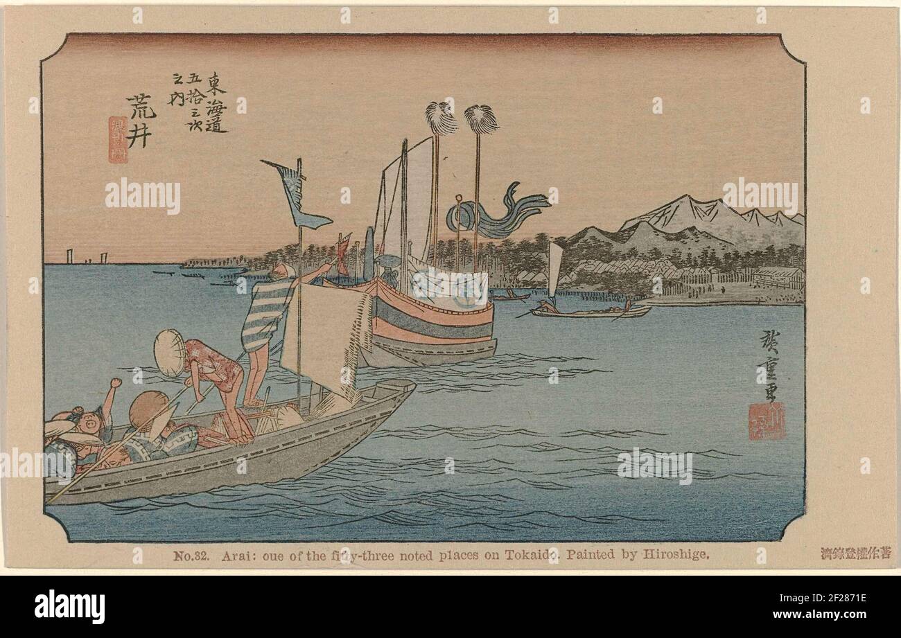 Arai; Nr. 32. Arai: Einer der 53 bekannten Orte auf Tokaido, gemalt von Hiroshige; De Tôkaidô van Hiroshige; Hiroshige no fude Tôkaidô.EINE mit Tüchern bedeckte Fähre bringt die Prozession des Kriegsherrn (Daimyo) von Maisaka auf die andere Seite. Im Vordergrund ein kleineres Boot mit dem Vasall des Kriegsherrn. Stockfoto