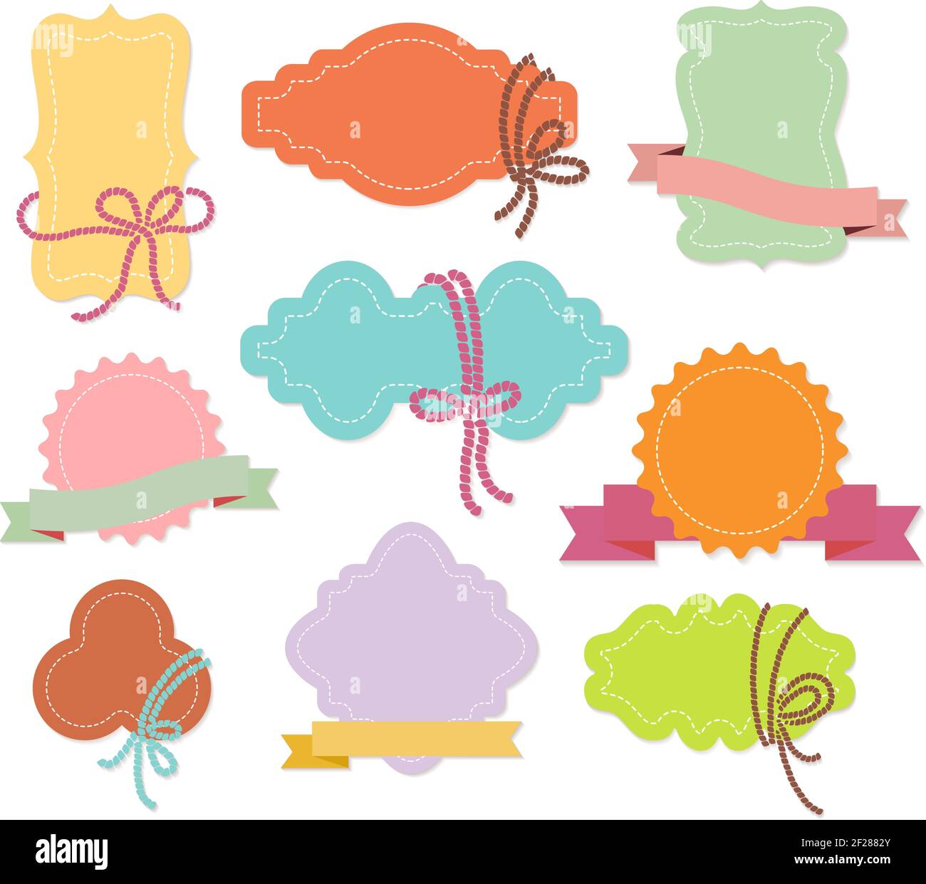 Set von bunten Zieretiketten oder Tags mit Bändern in Neun verschiedene Formen mit Copyspace für Ihren Gruß oder Text vektordarstellung isoliert Stock Vektor