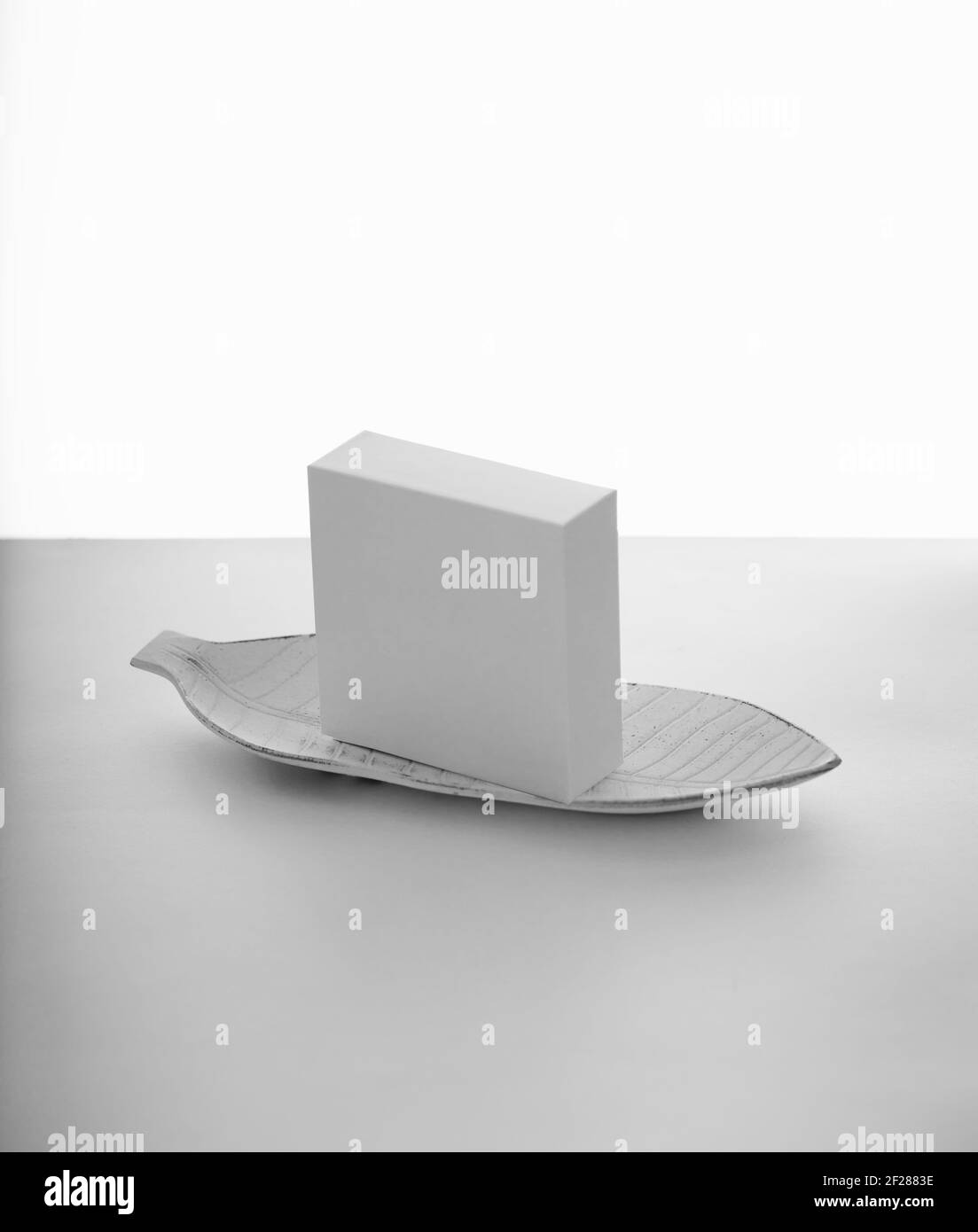 Weiße Geschenkbox. Leere Geschenkbox auf weißem Hintergrund mit Schatten. Isoliert. Leere Mock-up-Dateien Stockfoto
