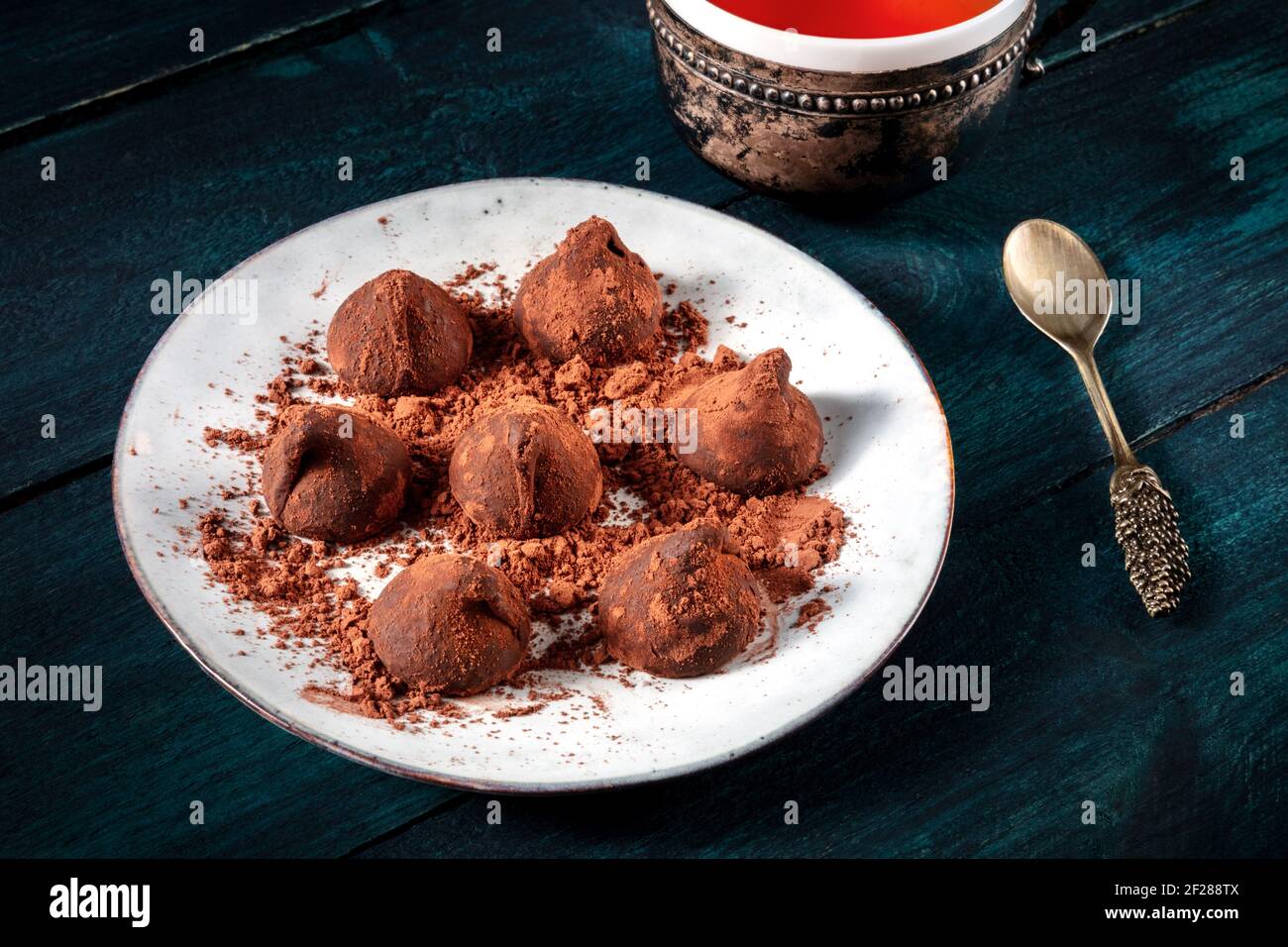 Schokoladentrüffel und Tee, elegantes Dessert Stockfoto