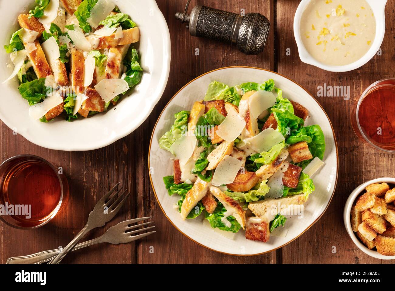 Caesar-Salat, Topshot mit Wein, Pfeffer und der klassischen Sauce Stockfoto